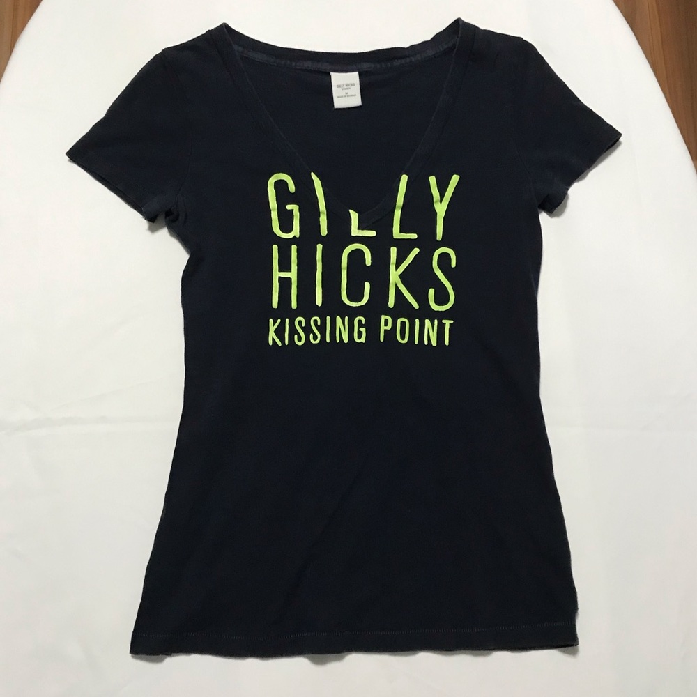 Gilly Hicks v-Neck Tee